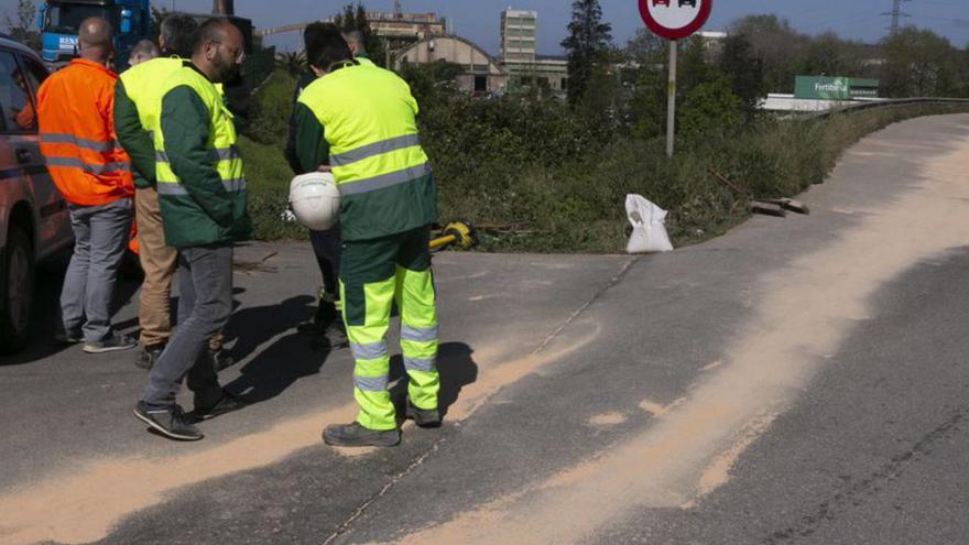 Activan el plan de emergencias por un derrame de ácido nítrico en Trasona