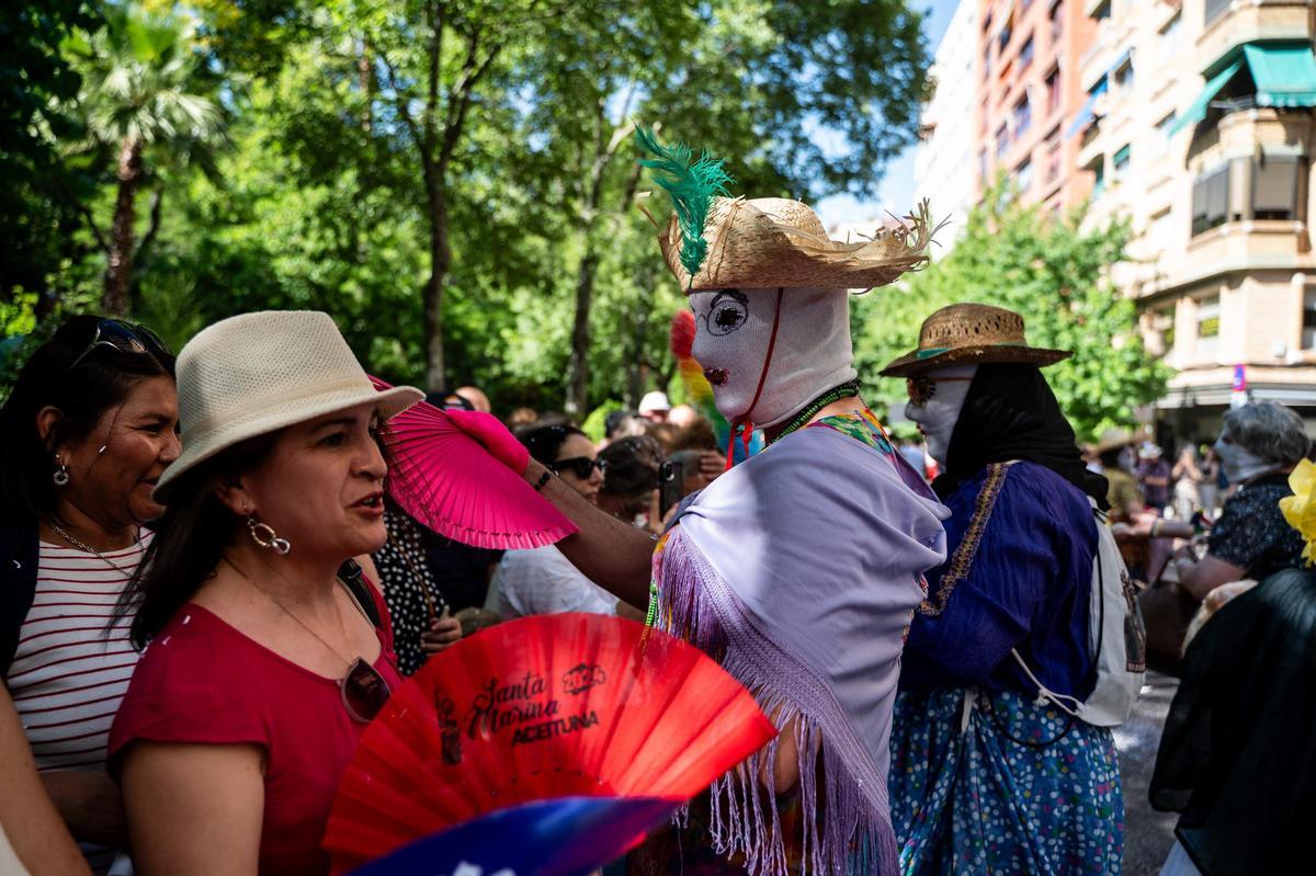 Fotogalería | Las imágenes de Jato: el desfile de los festejos de la provincia de Cáceres llena Cánovas con su colorido flolclórico