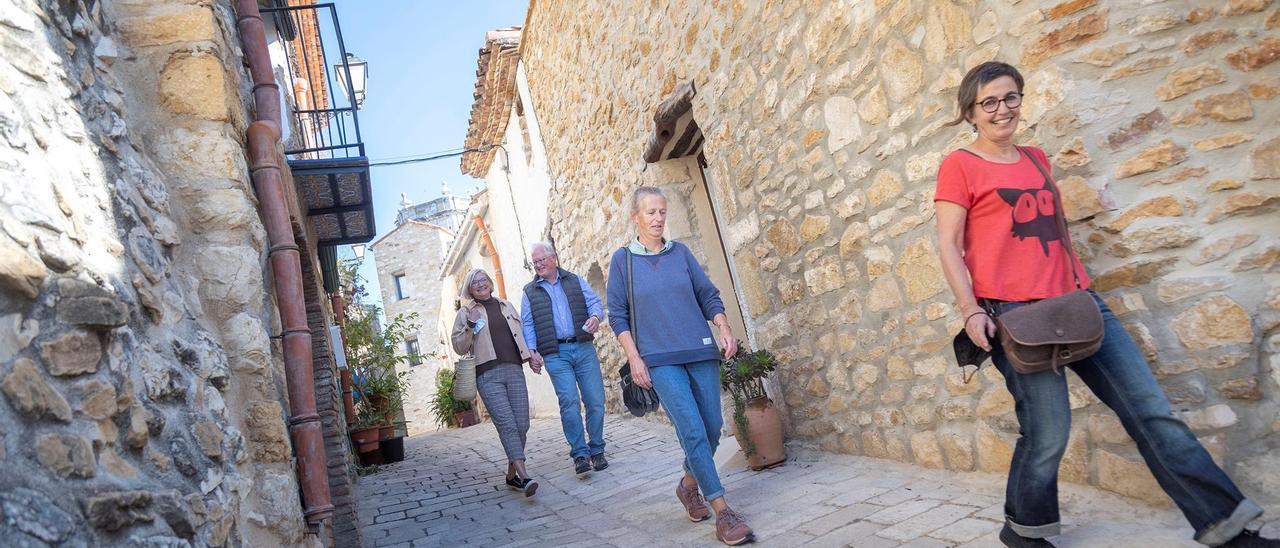 Algunos de los ciudadanos extranjeros que viven en Cervera: Maria Isabel (antropologa francesa), Irene (holandesa) y la pareja de norteamericanos Jon y Judy.