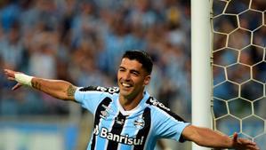 El uruguayo Luis Suárez de Gremio celebra un gol hoy, en la final de la Recopa Gaúcha entre Gremio y Sao Luiz el estadio Arena do Gremio en Portoalegre (Brasil). EFE/ Ricardo Rimoli