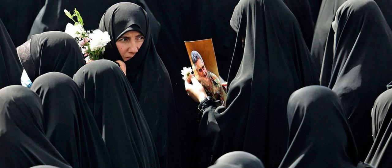 Mujeres iraníes durante una procesión fúnebre.