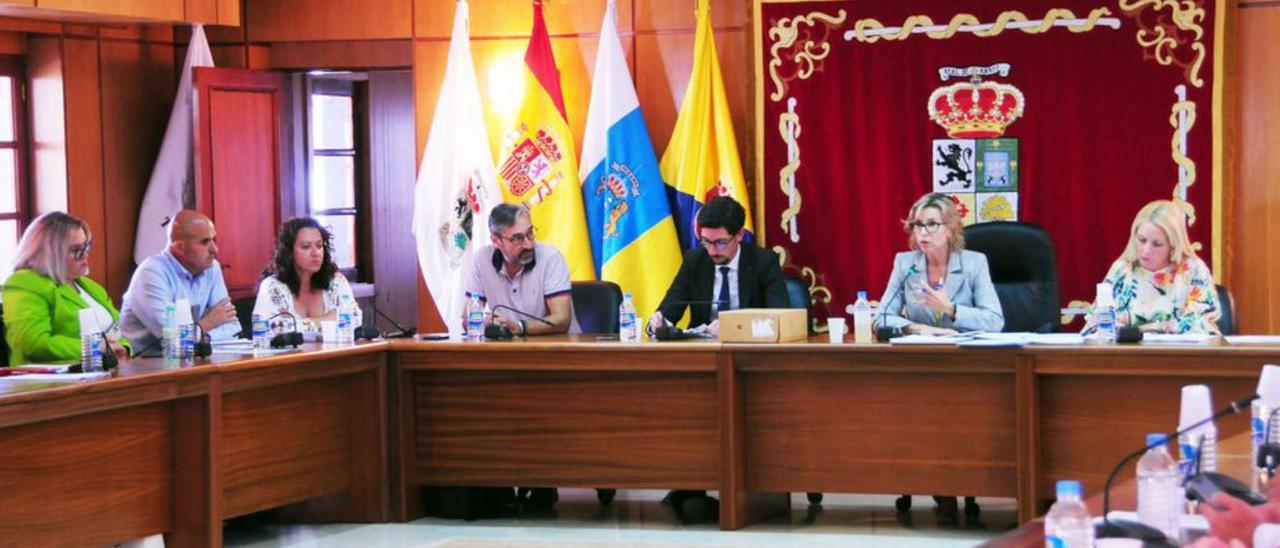 La alcaldesa Conchi Narváez (i) y Noemí Naya, ayer, durante el Pleno. | |