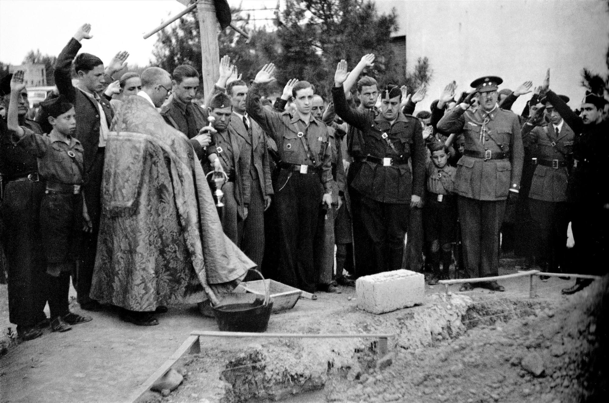 Primera piedra del grupo de viviendas de Falange en el ensanche de Miralbueno, 1937