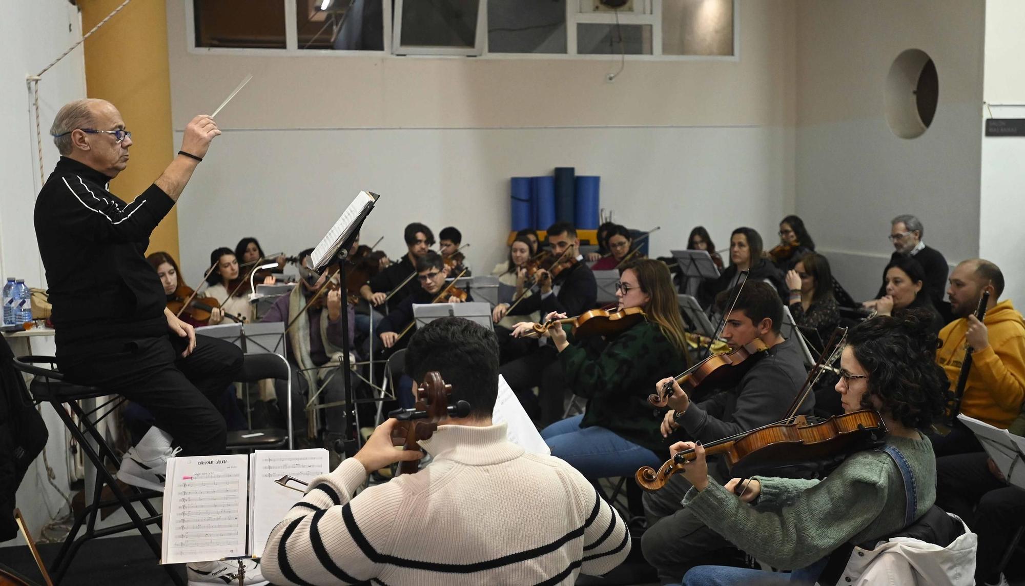 ensayo de la coral Casablanca y orquesta.