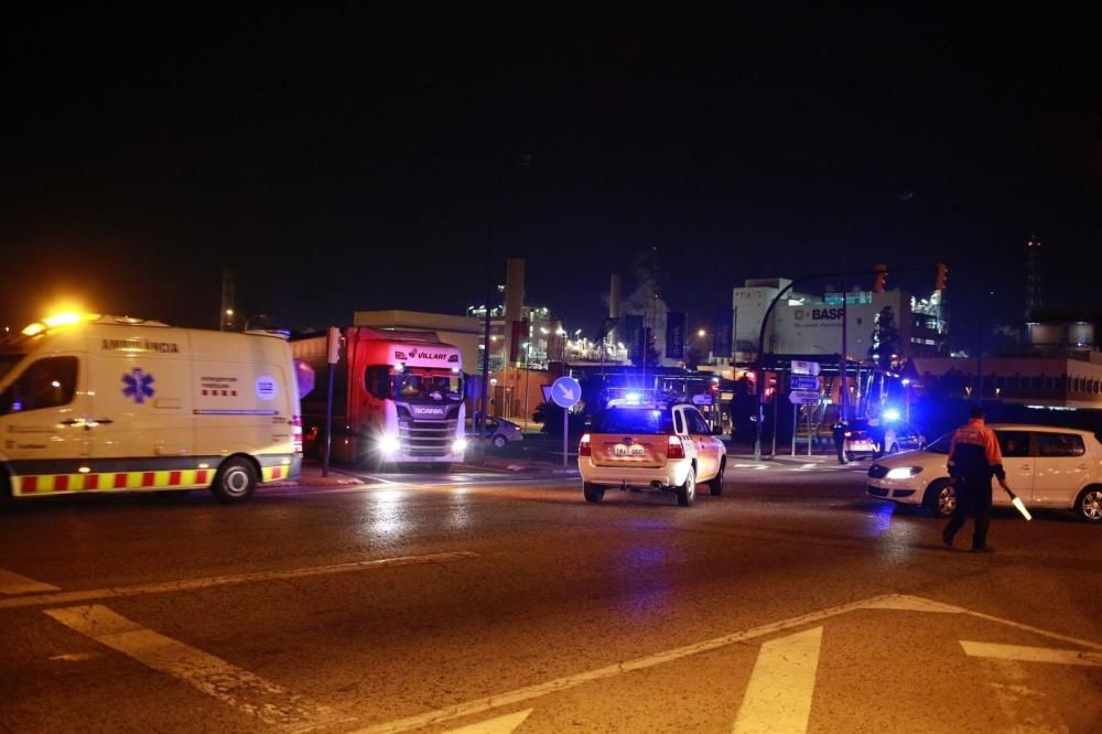 Una fuerte explosión en una industria del polígono sur de Tarragona, en el término municipal de La Canonja, ha originado un incendio de grandes dimensiones.