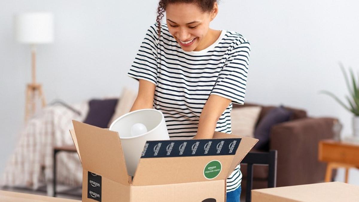 Una mujer abre una caja de Amazon.