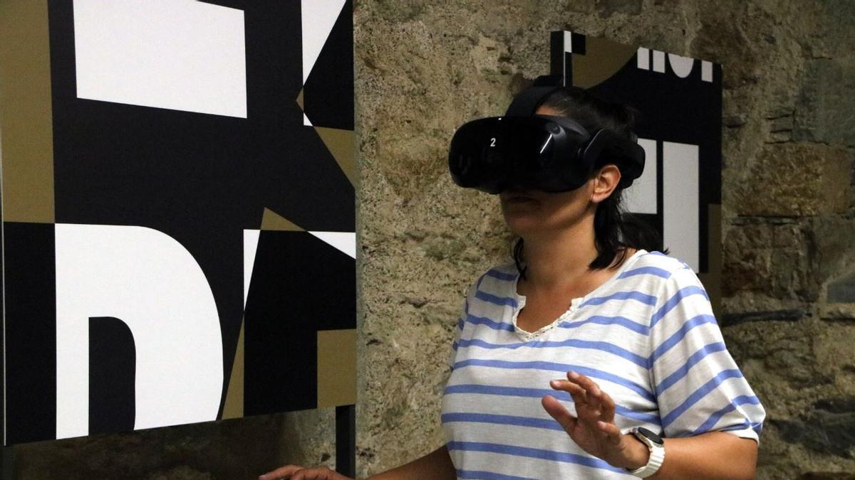Una  persona gaudint de l'experiència immersiva a Sant Pere de Rodes.