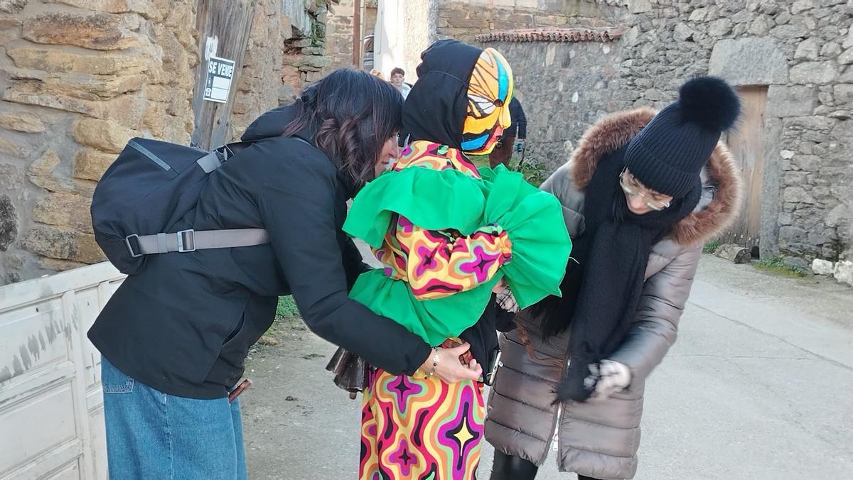 La cencerrada de Villanueva de Valrojo desafía al frío La cencerrada de Villanueva de Valrojo desafía al frío