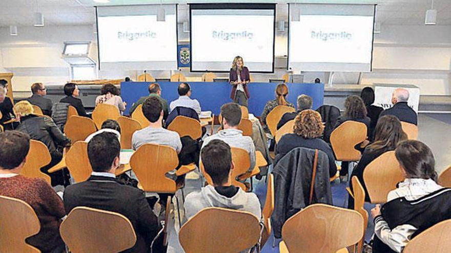 Una de las ponentes durante la presentación de su trabajo. // Duvi