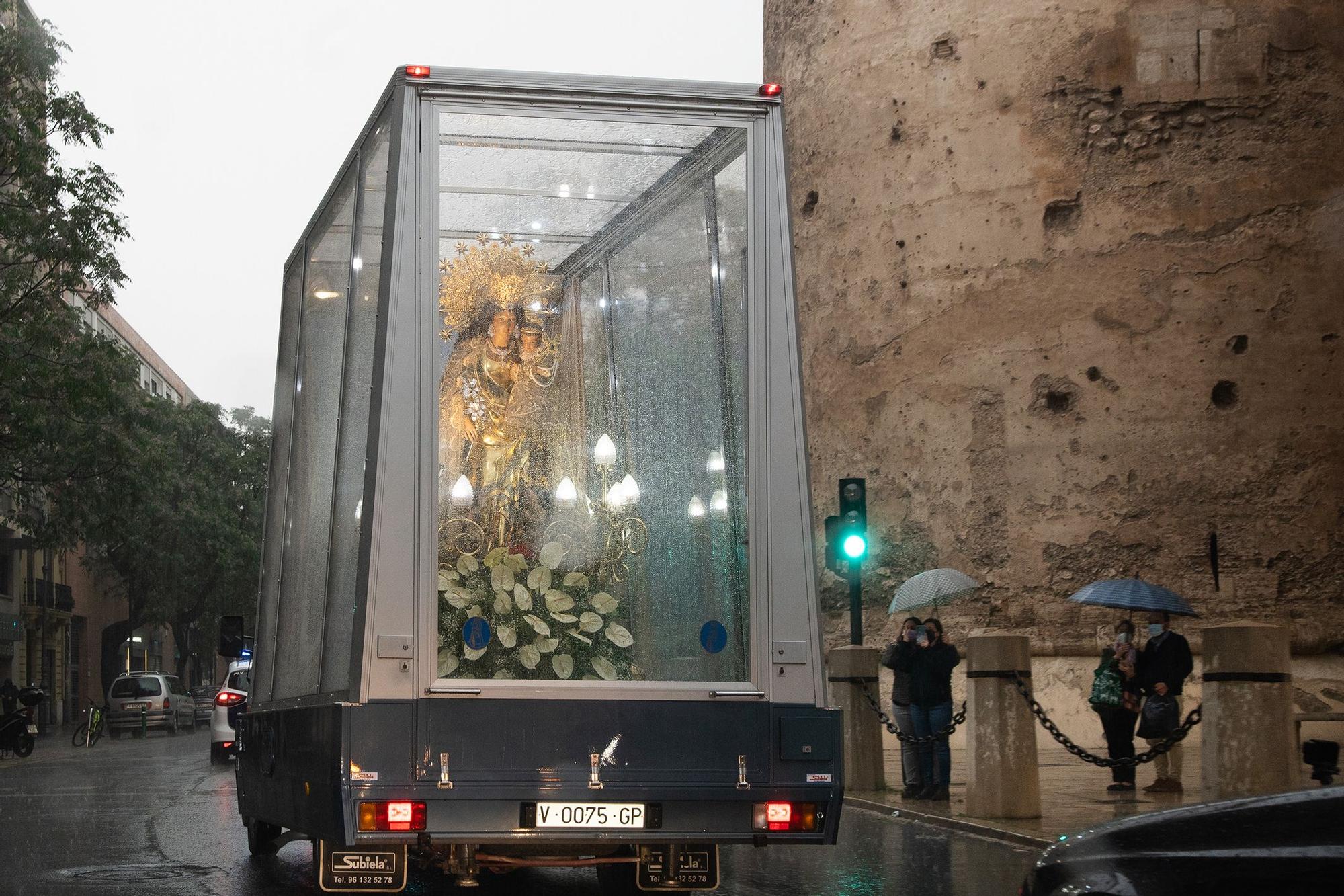 Así fue el pase de la Virgen de los Desamparados por València con el Maremóvil