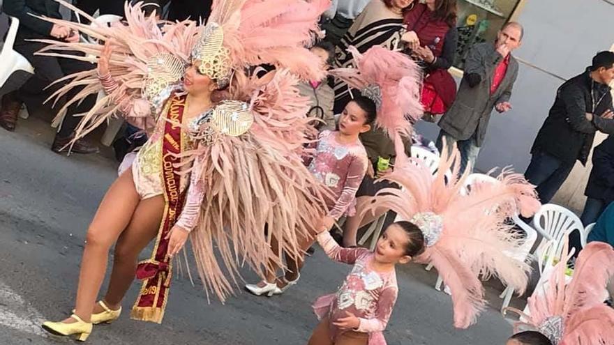 Los desfiles de Beniaján son un derroche de colorido y vistosidad tanto por los trajes como por las cuidadas coreografías