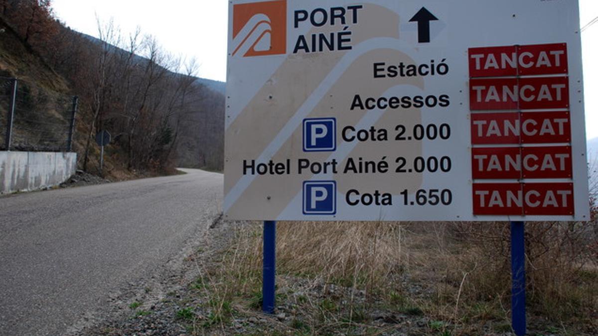 Rótulo al inicio de la carretera de Port Ainé con indicación de los puntos cerrados.