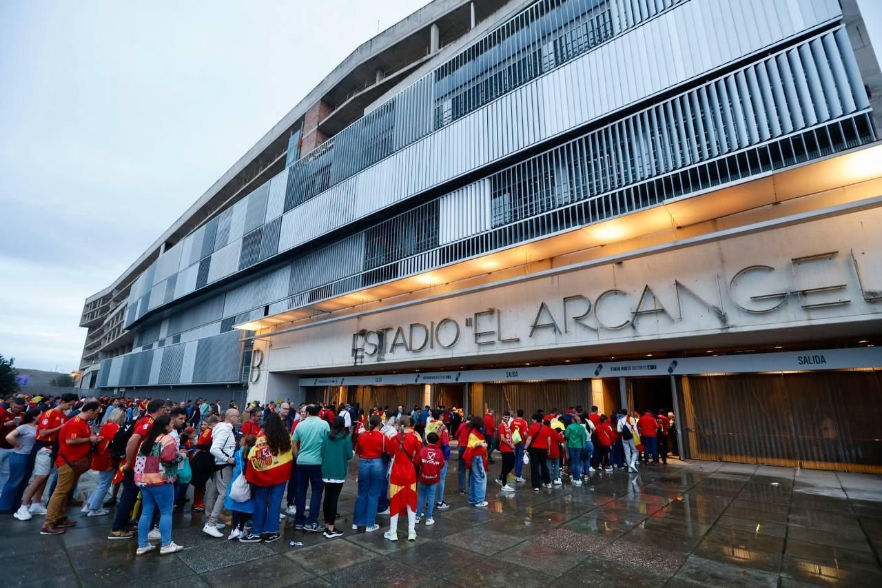 El apoyo de la afición cordobesa a la selección española, en imágenes