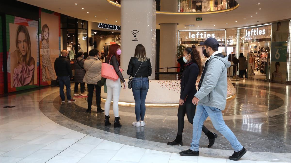 Colas en el Centro Comercial Glòries