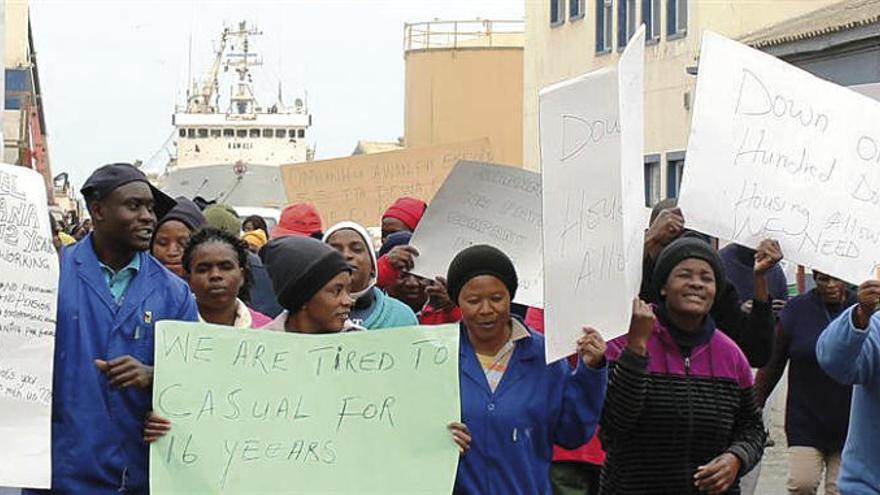 Protesta de trabajadores de Gendor, del grupo Novanam, en el puerto de Walvis Bay. // Otis Finck (Namibian Sun)