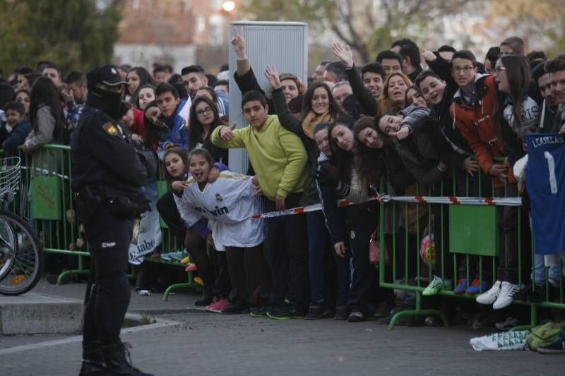 Aficionados esperan en la estación la llegada del Real Madrid a Córdoba