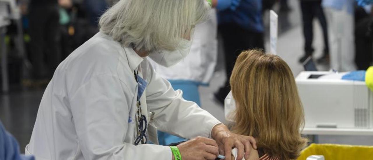 Una enfermera vacuna a una mujer mayor de 60 años, ayer. |  // EP