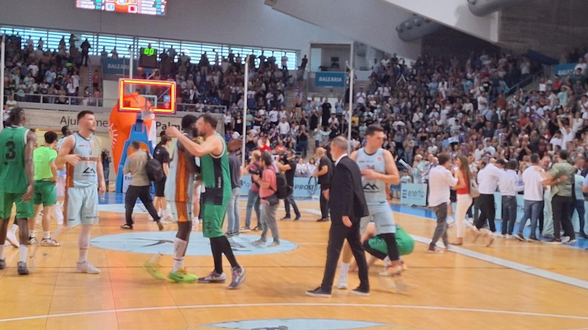 Fotogalería | Tristeza al final del partido entre el Cáceres y el Palmer Fotogalería | Tristeza al final del partido entre el Cáceres y el Palmer