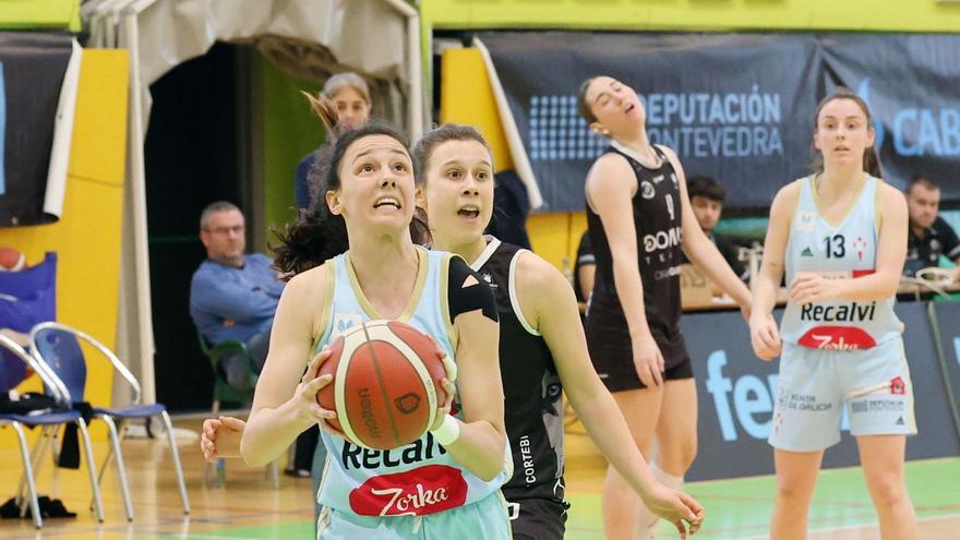 Marina Gea, del Celta Zorka Recalvi, en una entrada a canasta en el partido de ayer. |  // MARTA G. BREA