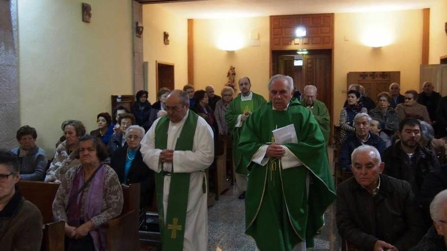 Los sacerdotes, con Alonso segundo por la izquierda, entran a misa en la capilla.