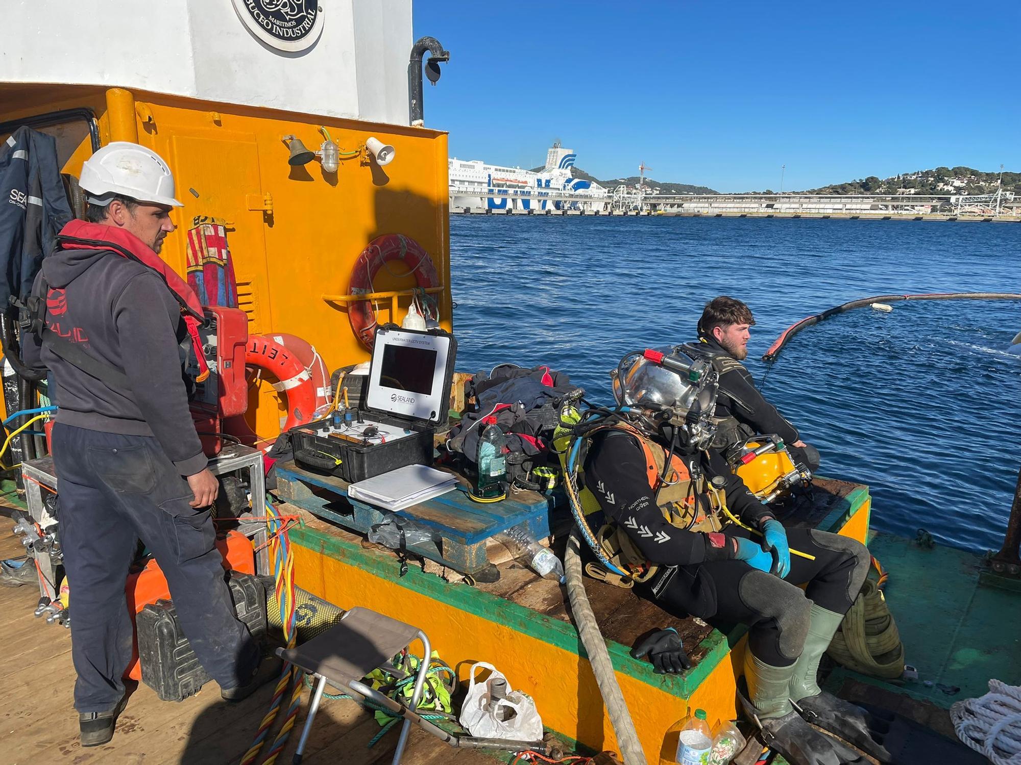 Reflotado el pesquero 'Charpat Segundo', hundido en el puerto de Ibiza.