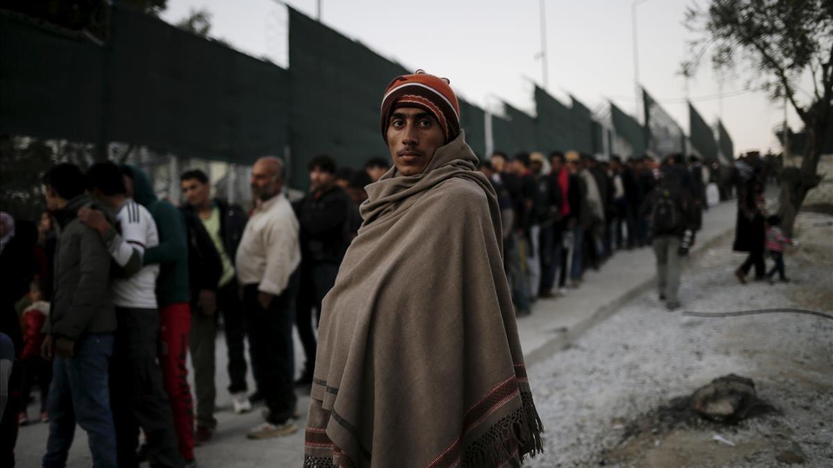 mbenach40433446 file photo  a migrant is covered with a blanket as refugees 171204195601