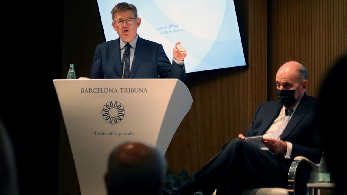 Puig, ahir, en la seua conferència a Barcelona, al costat de Miquel Roca. | VÍCTOR MARTÍNEZ/GVA