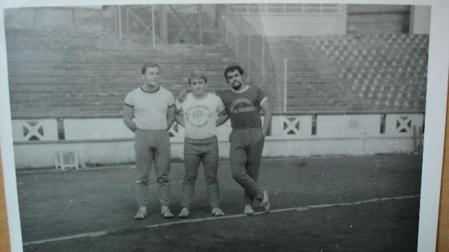 El autor, a la derecha, en las pistas de atletismo del estadio de Riazor. | LA OPINIÓN