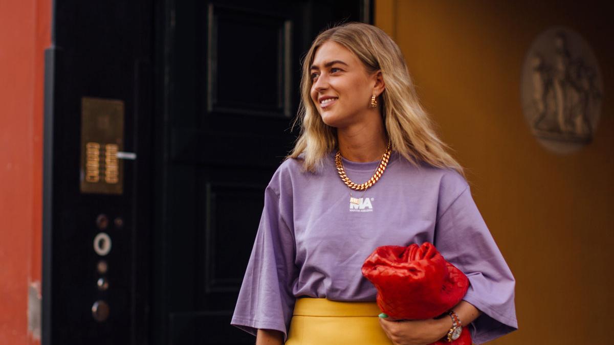 La estilista danesa Emili Sindlev con un collar de eslabones en el street style de Copenhague