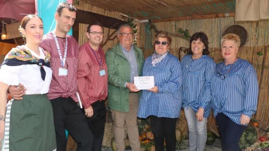 El alcalde, Rafael Albert, entregando uno de los premios.