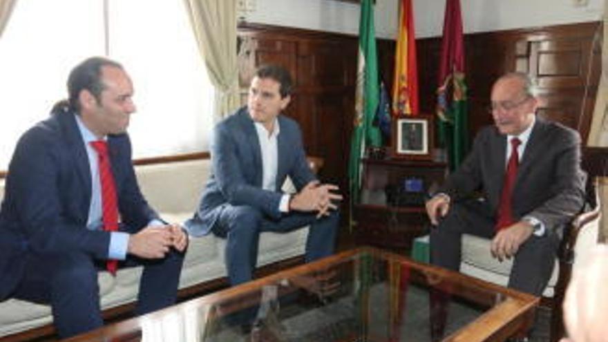 Una imagen de archivo de una reunión de Juan Cassá, Albert Rivera y Francisco de la Torre en el Ayuntamiento de Málaga.