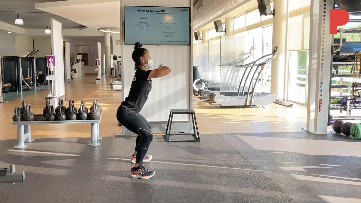 Susana Martínez Sanz, realiza una sentadilla en el gimnasio David Lloyd de Barcelona.