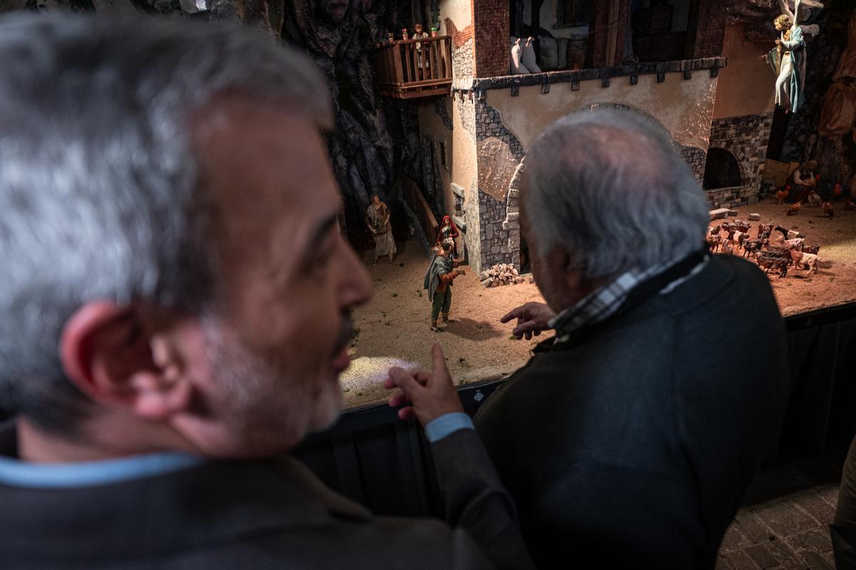 Barcelona estrena un belén tradicional más grande que nunca en la plaza Sant Jaume