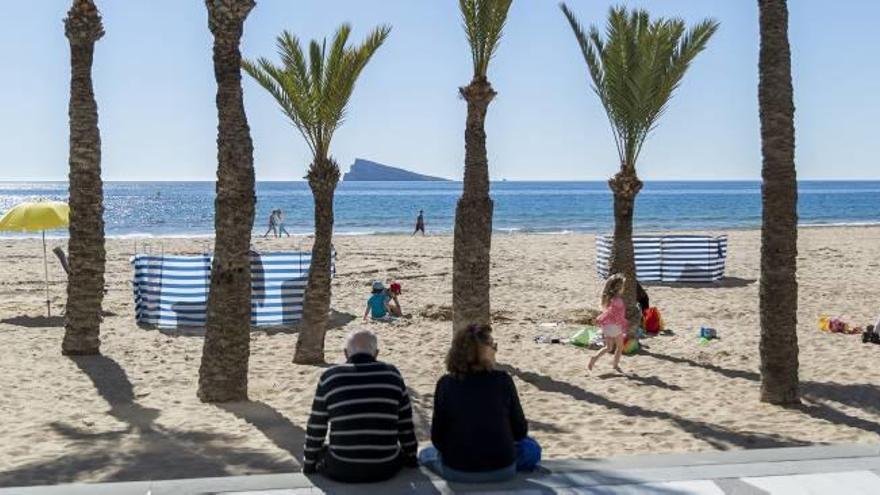 Algunos turistas aprovechan el buen tiempo en la playa de Levante durante la pasada semana.