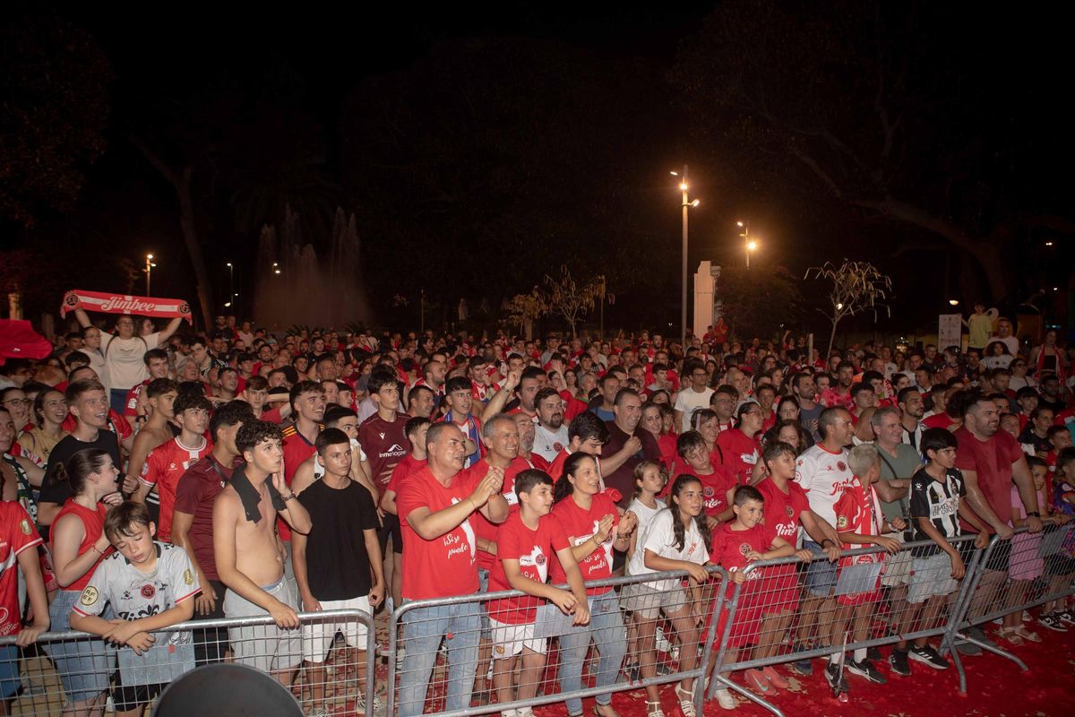 Decenas de aficionados, celebrando el título de liga del Jimbee Cartagena en la Plaza de España
