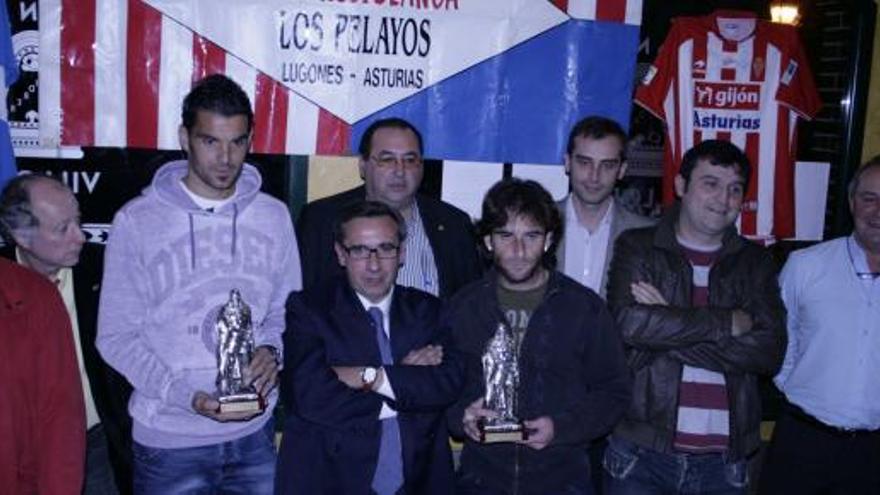 Juan Pablo y Manu Busto, ayer, con los trofeos de plata en la peña Los Pelayos de Lugones.