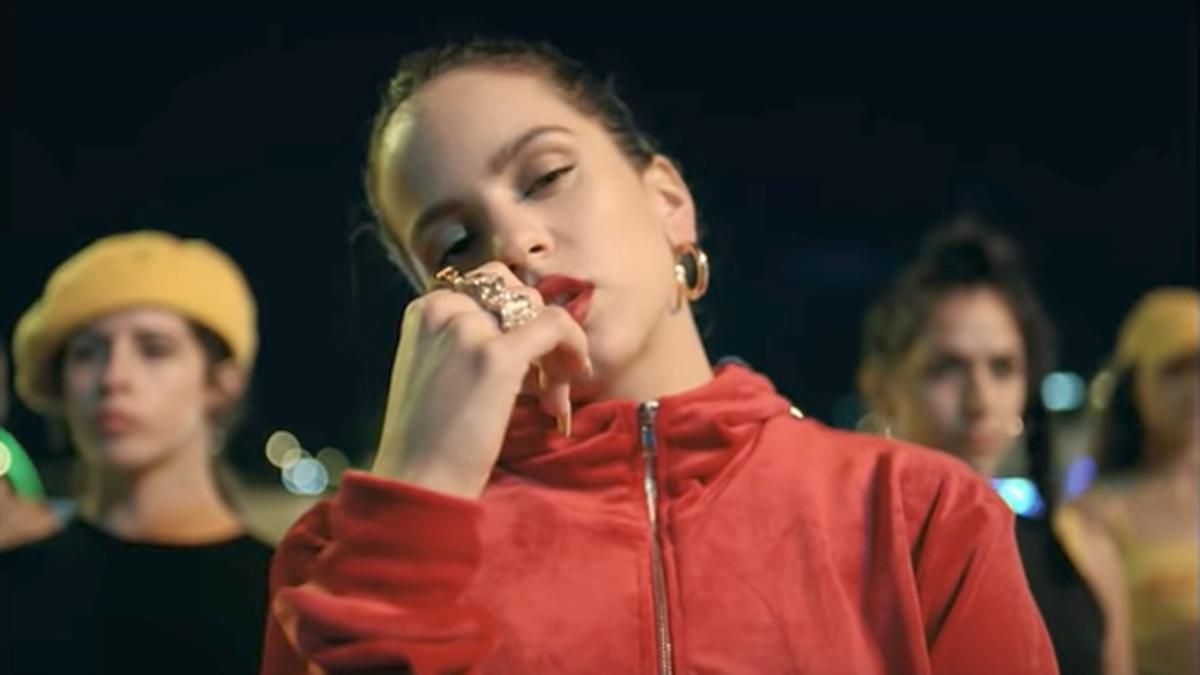 Rosalía en el videoclip 'Malamente'