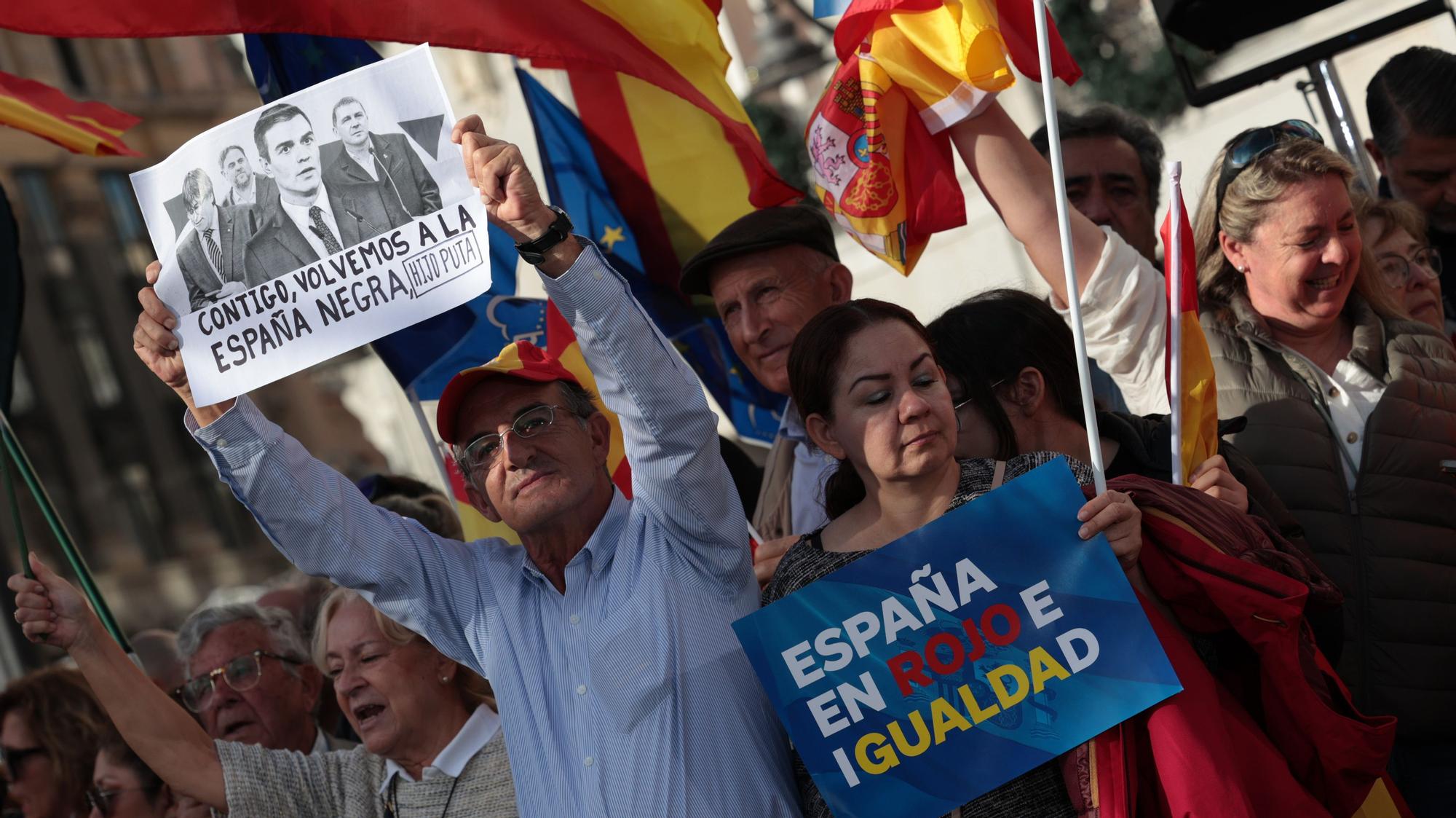 Varias pancartas durante una manifestación contra la amnistía, en la Puerta del Sol, a 12 de noviembre de 2023, en Madrid (España).