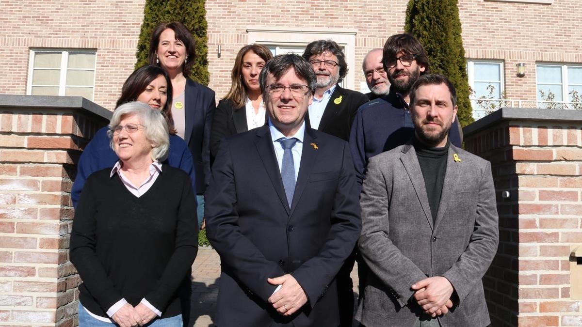 Foto de familia de los miembros del Consell de la República, con Puigdemont en el centro y Meritxell Budó detrás de él.