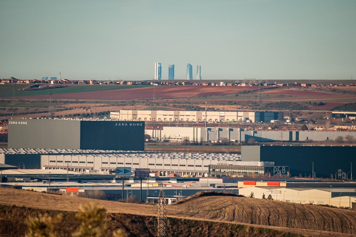 Vista de uno de los polígonos industriales de Cabanillas del Campo, con las Cuatro torres de Madrid detrás. 
