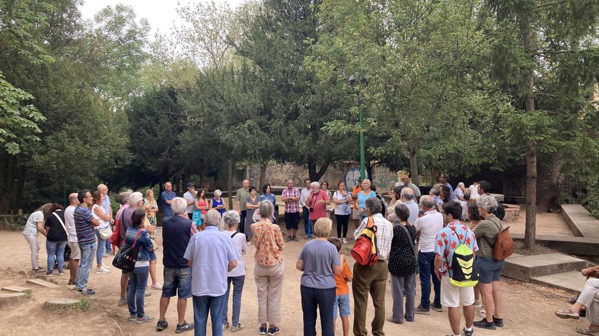 Assistents a la visita guiada que es va fer ahir al migdia al parc municipal