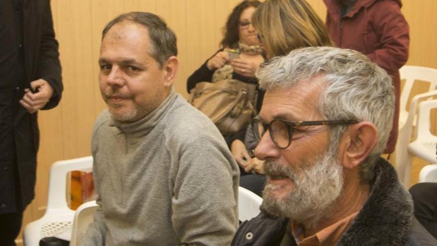 El ya exconcejal Víctor Domínguez y José Luis Berenguer, a su derecha.