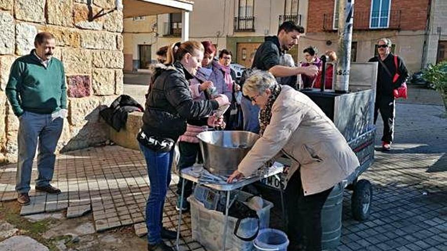 El Hogar de Mayores de Toro reparte 40 kilos de castañas