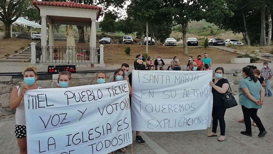 Grupo de vecinos manifestándose el lunes tras la novena en Santa Marta de Ribarteme.