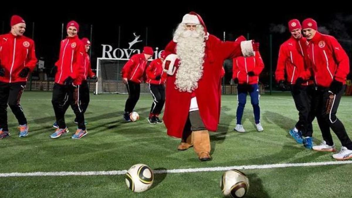 Papá Noel, en un entrenamiento del FC Santa Claus