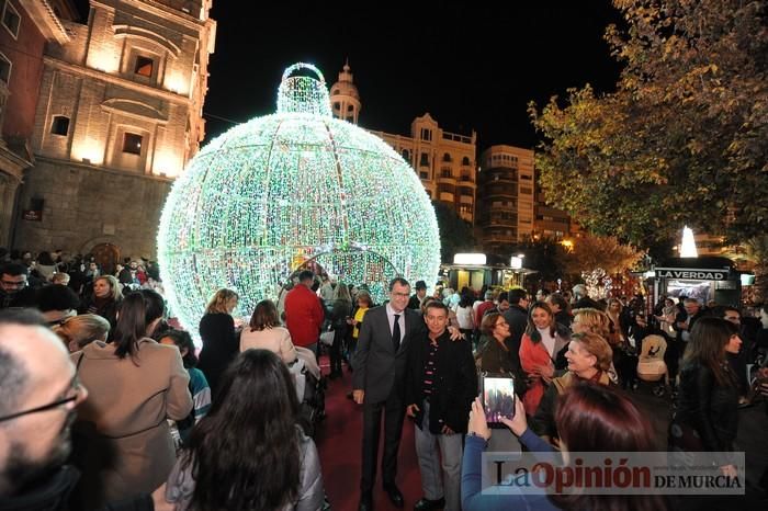 Estrellas y bolas ya brillan en las calles de Murcia