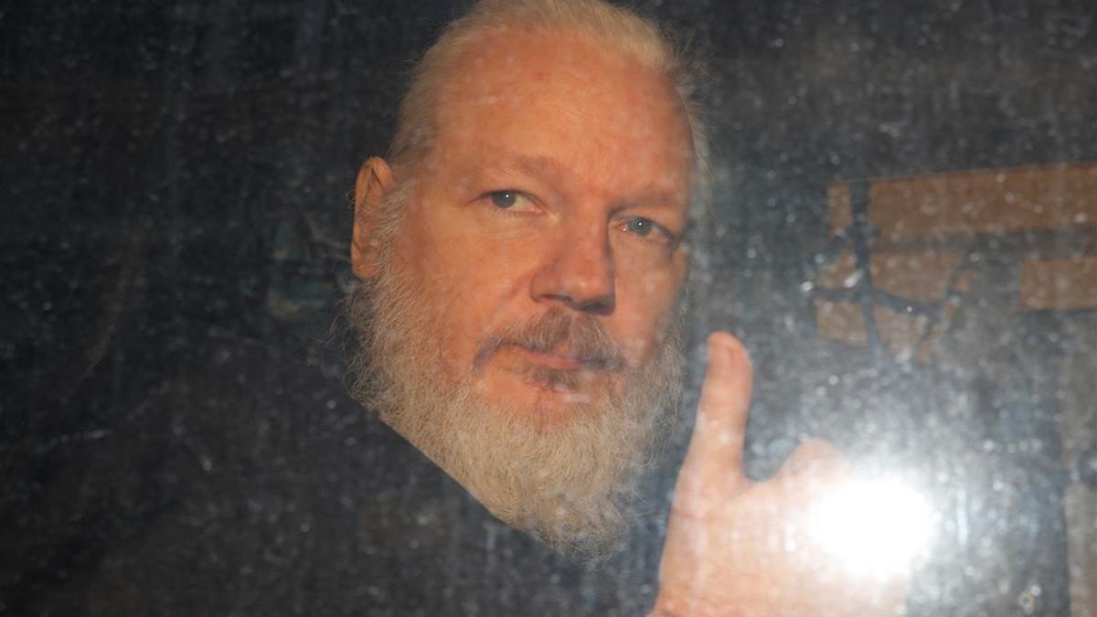 Julian Assange, a su salida de las dependencias policiales en Londres.