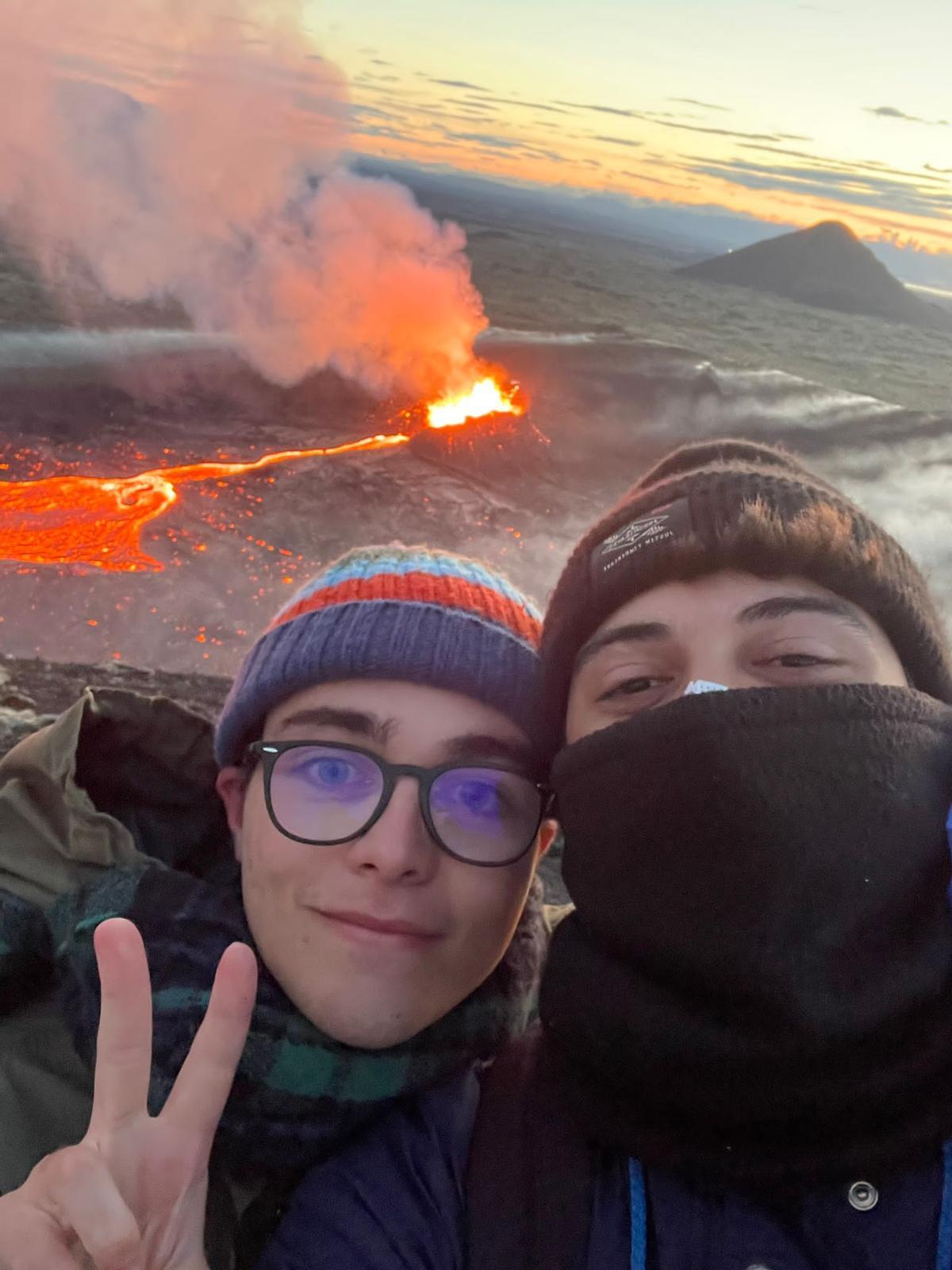 Otra imagen de ambos jóvenes ante el volcán