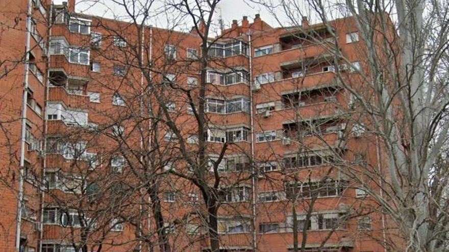 Vídeo: Rescaten una cabra que estava sobre l&#039;ampit d&#039;una finestra d&#039;un cinquè pis a Madrid