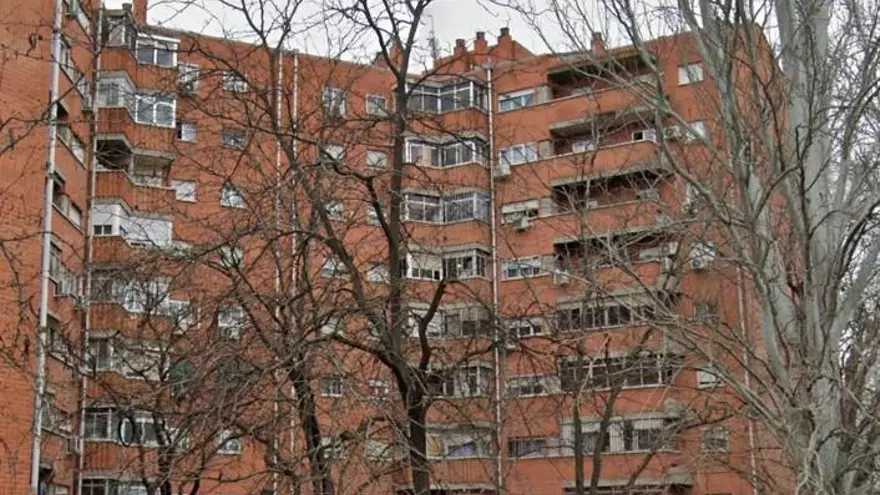 Vídeo: Rescaten una cabra que estava sobre l'ampit d'una finestra d'un cinquè pis a Madrid